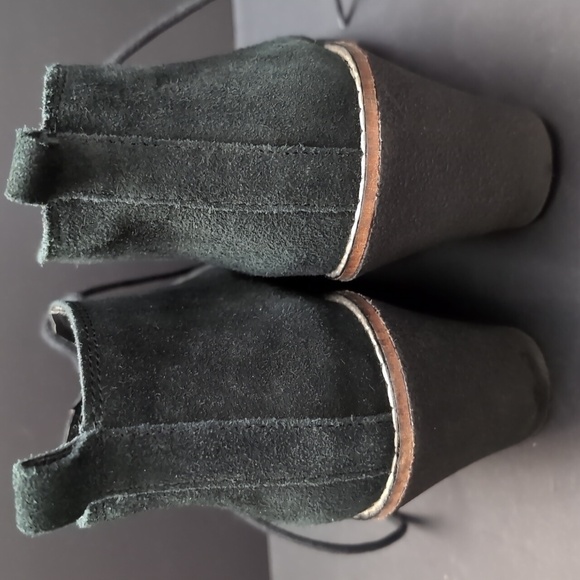 White Mountain Lambert Wedge Woman's Gray Leather Booties, Size M. - Picture 5 of 8